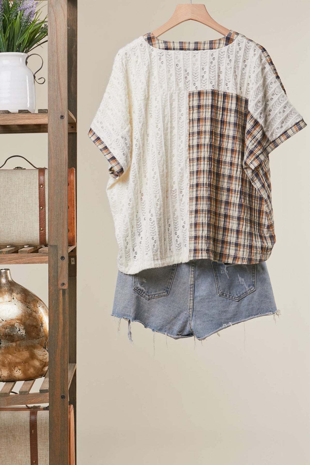 PRINT HALF CHEKER SHORT SLEEVES V NECK TOP