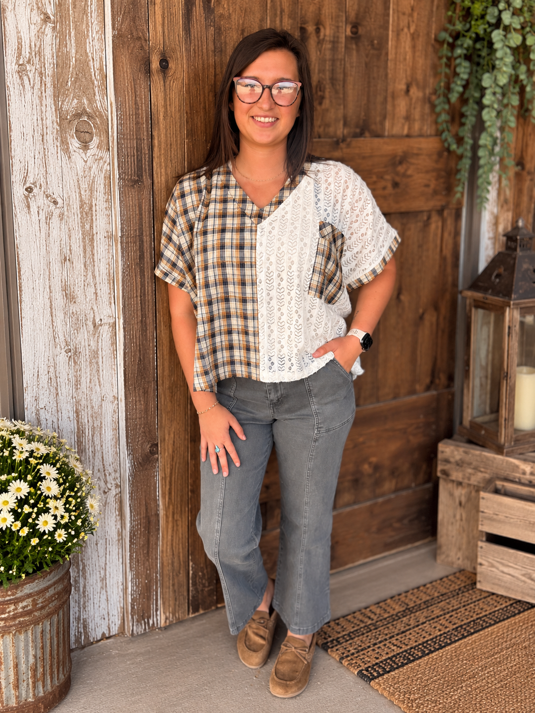 PRINT HALF CHEKER SHORT SLEEVES V NECK TOP