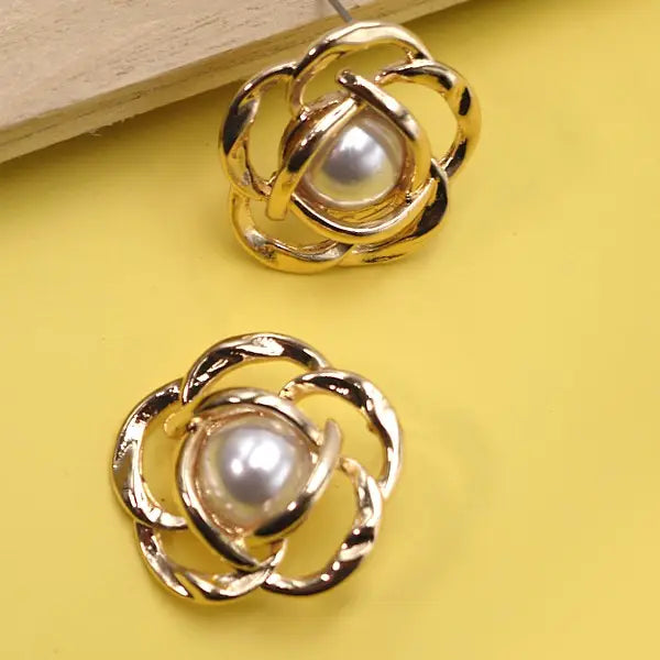 Flower Syle Earrings with A Peral in the Middle