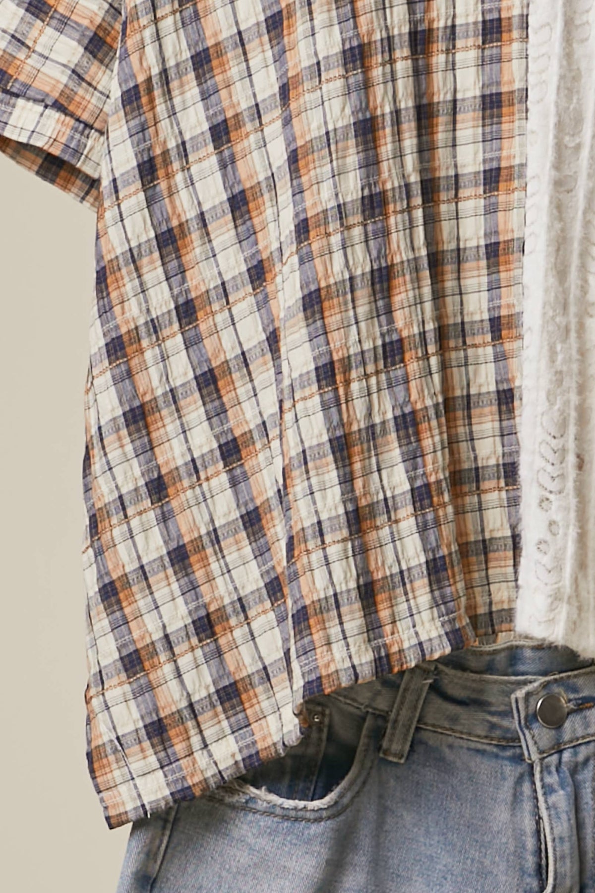 PRINT HALF CHEKER SHORT SLEEVES V NECK TOP