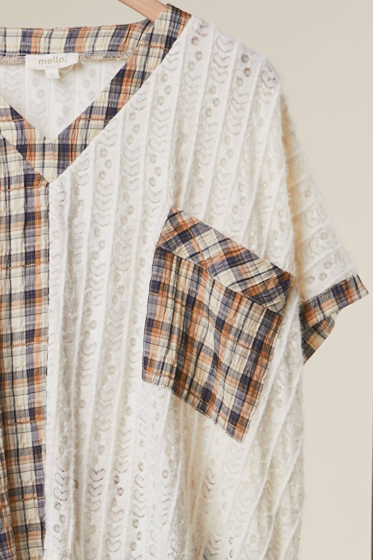 PRINT HALF CHEKER SHORT SLEEVES V NECK TOP