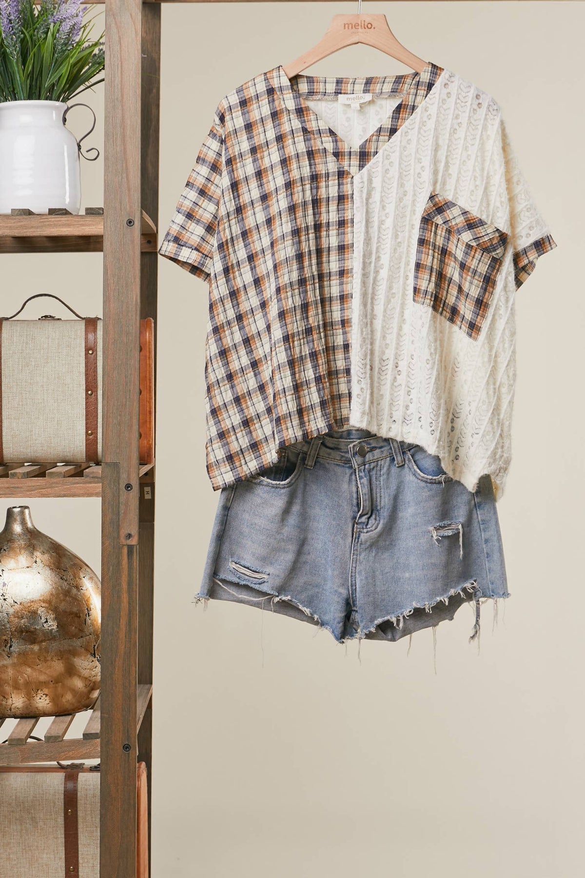 PRINT HALF CHEKER SHORT SLEEVES V NECK TOP